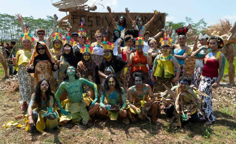 Victorian College of the Arts and Institut Seni Indonesia participants in a performance organised by Sekartaji Centhini for the 17th Festival Lima Gunung, Wonolelo, Java, Indonesia, August 2018. Photo by George Akl.