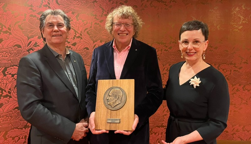 Sophie Galaise, Managing Director of the MSO, and Barry Conyngham, former Dean of the Fine Arts & Music Faculty (The University of Melbourne), present Piers Lane AO with the Sir Bernard Heinze Memorial Award 2022 plaque.